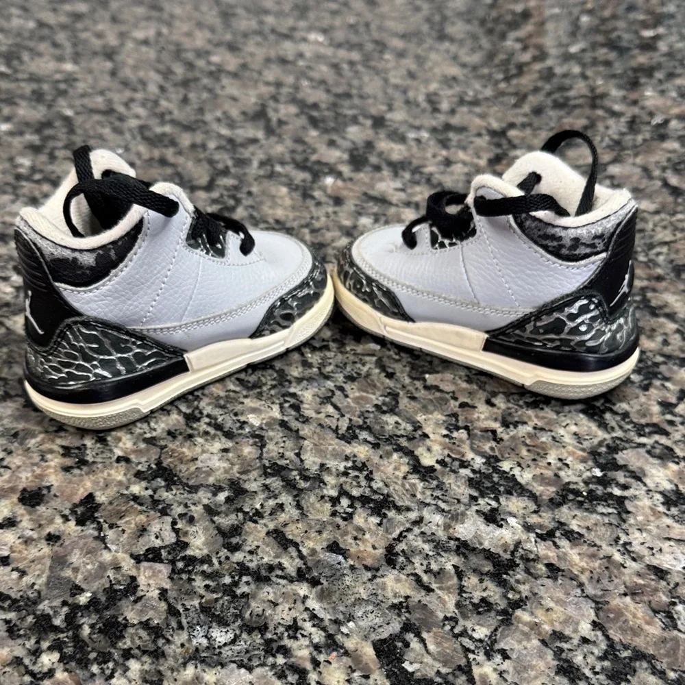 Jordan toddler Gray and Black Sneakers EUC 4 - Picture 7 of 10